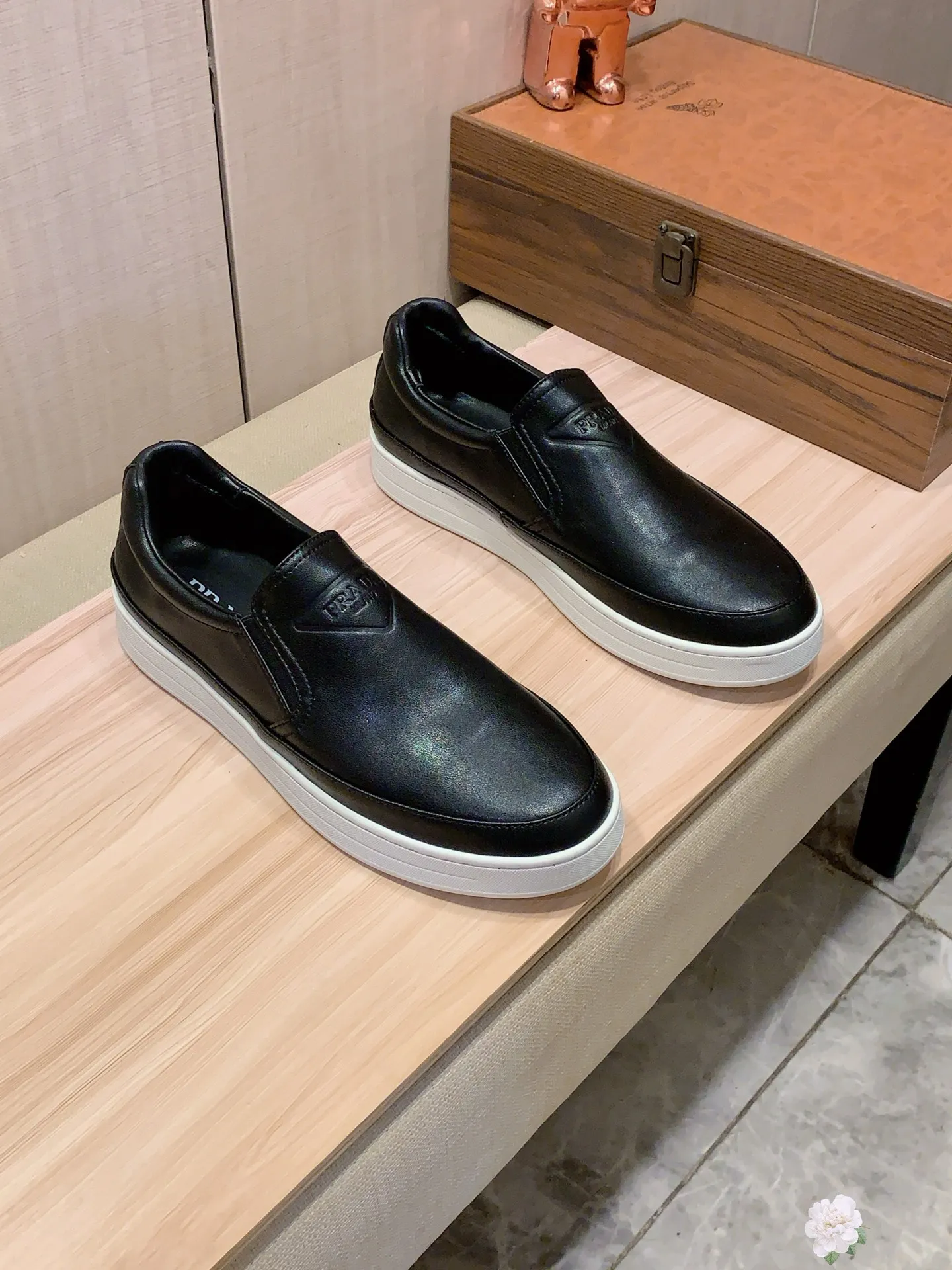Men's Men's Shoes💰442💰💰🎩🎩[Lightning][Lightning] "PRADA*" The latest and most popular casual shoes, top brand [seduce] luxury ~ purchasing agency, top quality ~. [Strong] The upper is made of imported breathable cowhide with material ➕ breathable sheepskin feet (•) and fine workmanship. The original stylish and stylish soft rubber wear-resistant and non-slip outsole is light and comfortable on the feet. The real thing looks better when photographed. b66: code: 38-44, 4️⃣ colors selected